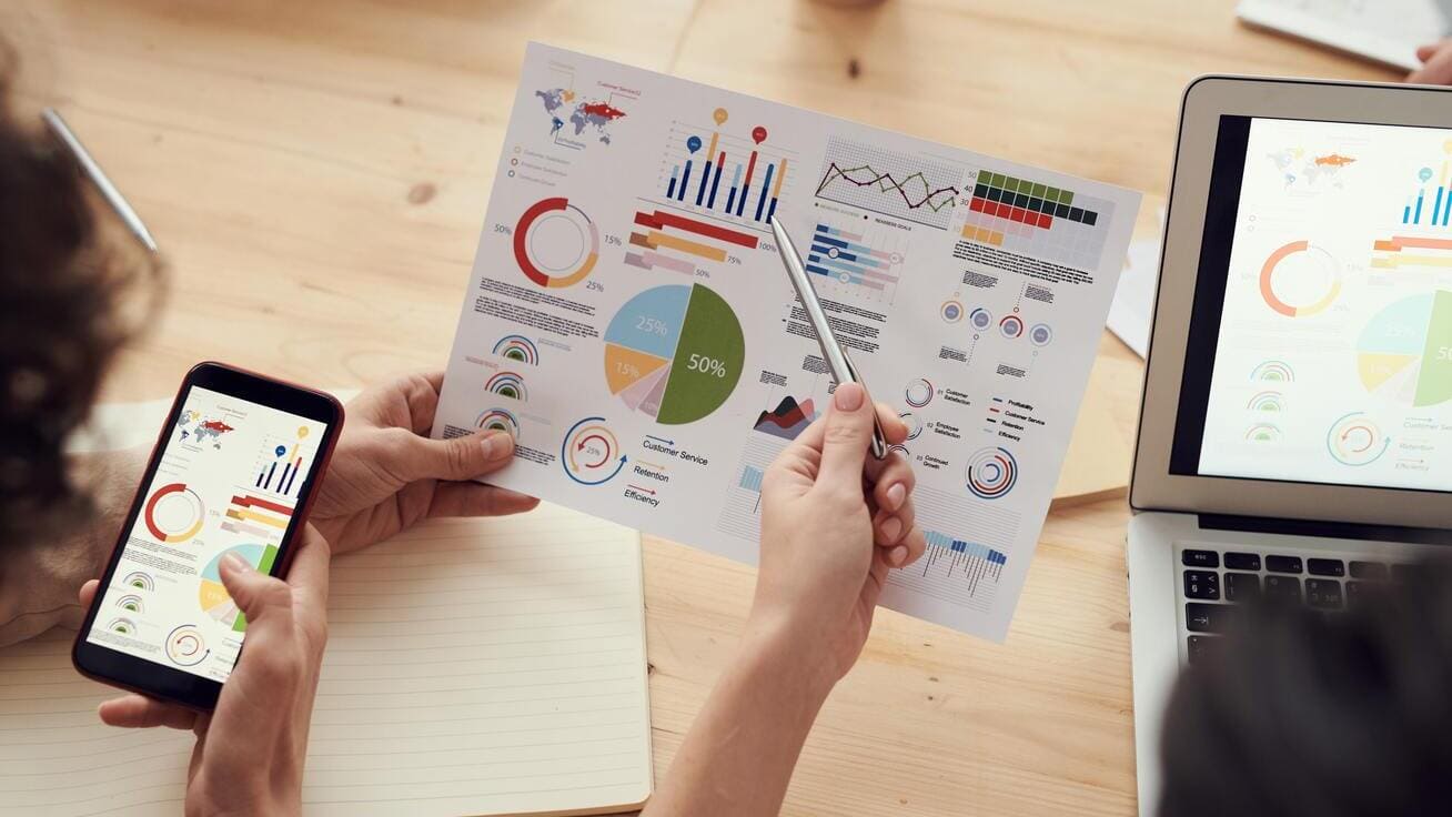Diagramme und Grafiken zur Conversion Rate Optimization auf verschiedenen Geräten