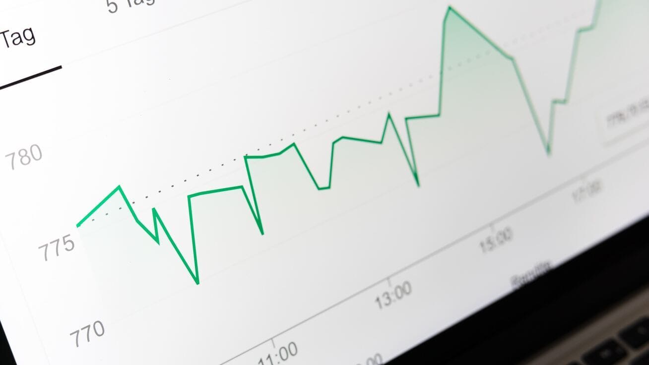 Laptop-Bildschirm zeigt KPIs und Performance-Daten