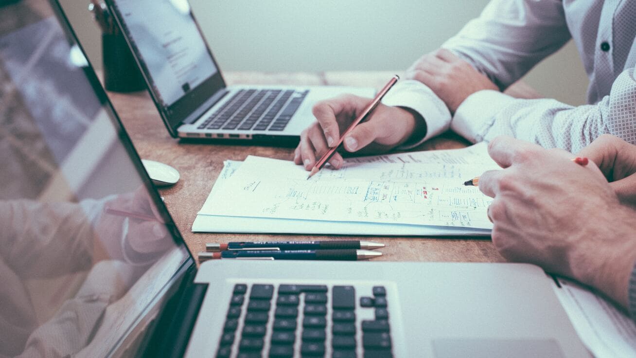 Zwei Personen arbeiten an einer SWOT-Analyse