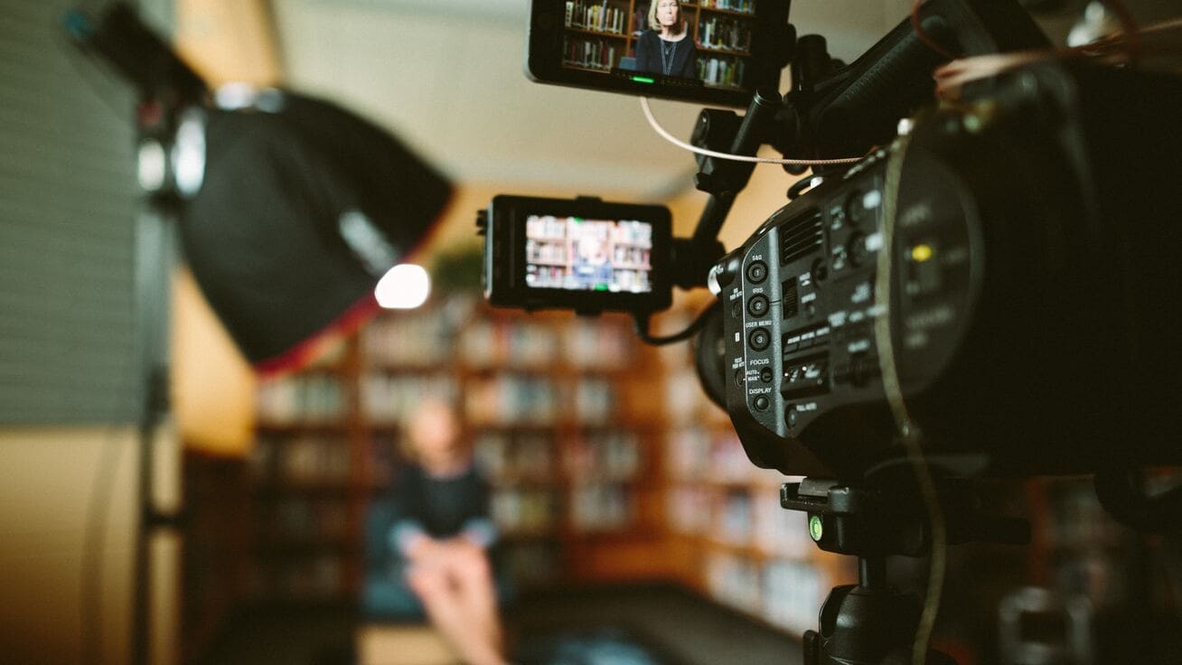 Videokamera filmt einen Dreh in einem Studio mit Beleuchtung und Ausrüstung