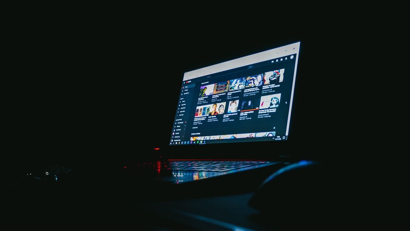 Laptop im Dunkeln zeigt YouTube Kanäle